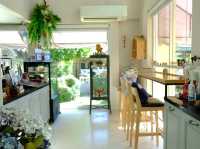 คาเฟ่ในบ้าน อบอุ่นเหมือนทานขนมที่บ้าน 🏡