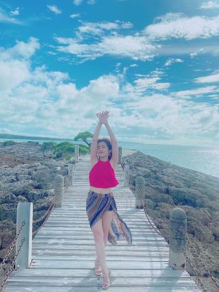 lưu lại chút kỉ niệm chuyến đi okinawa đầy ắp niềm vui! đồ ăn rẻ ngon tươi! 
mặc dù về đêm ko tấp nập như tokyo nhưng bình yên ! biển sạch xanh đẹp! 
phương tiện di chuyển thuận tiện nhất ở đây : ô tô 
nice place! 
seeya !