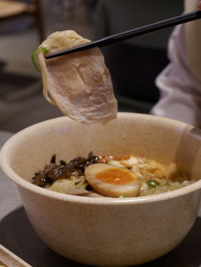 有創意的雞軟骨餃子🥟和一夾就軟的牛展