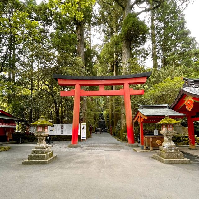 箱根神社の参道と武道場