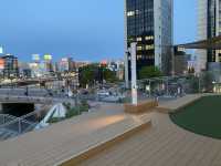 那珂川の水辺で休憩。福岡の夜景も楽しめます。