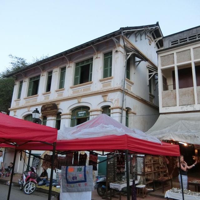 ตลาดกลางคืน หลวงพระบาง