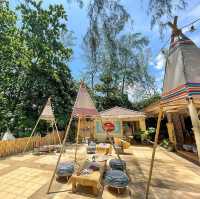  Naiyang Beach Camp Cafe' & Bistro ในยางบีชแคมป์