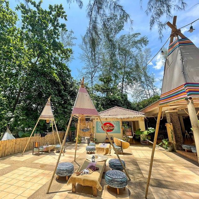  Naiyang Beach Camp Cafe' & Bistro ในยางบีชแคมป์