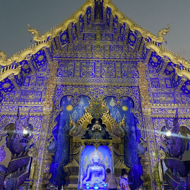 Shades of Blue: Wat Rong Suea Ten