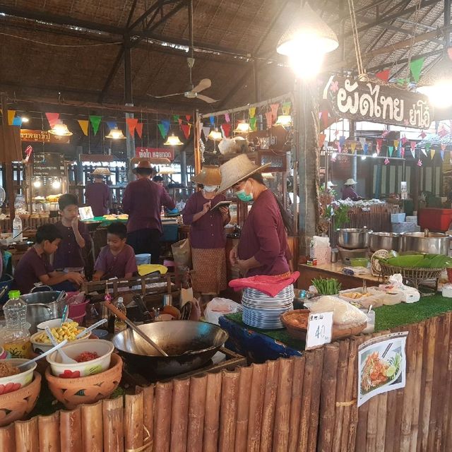 ตลาดโก้งโค้ง ตลาดโบราณที่บางปะอิน