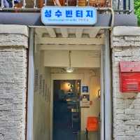 성수동 레트로풍 인테리어의 힙한 감성카페 성수빈티지