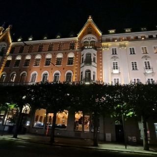 最值得遊覽的地方之一是瑞典斯德哥爾摩。喜歡在城市裡散步，尤其是晚上。不同顏色的燈光，你會看到很多可以品嚐的食物。最好的是可以盡情享用美食，我們在距離中央車站步行 5 分鐘的假日餐廳和酒吧 (Holiday Restaurant and Bar) 嘗試過。喜歡它🥰😍🤩
#斯德哥爾摩
＃瑞典
＃假期
#自由旅行
#海員生活