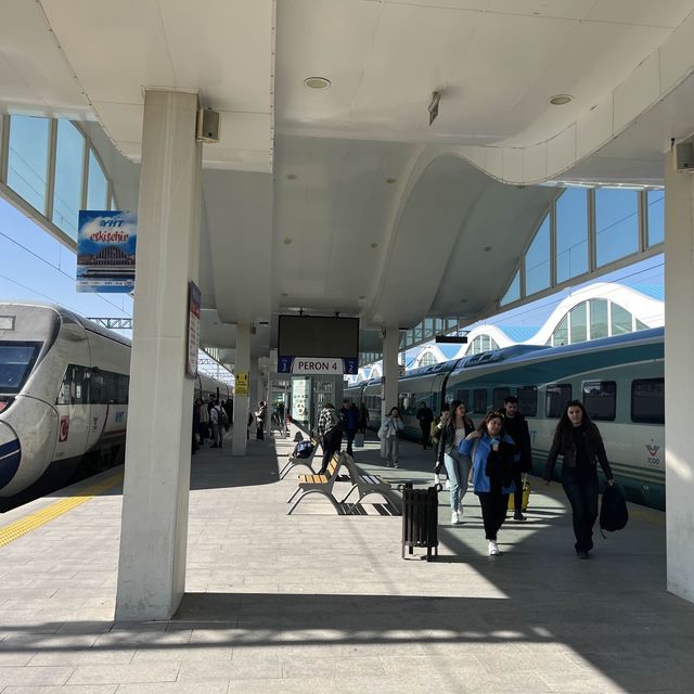 秋のエスキシェヒルへの旅 町の玄関口の駅