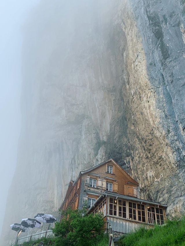《懸崖峭壁_餐廳》
