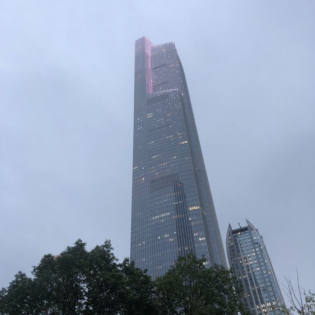 看到廣州地標小蠻腰. 100層的廣州瑰麗酒店