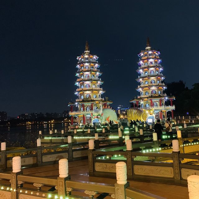 高雄左營景點-蓮池潭龍虎塔