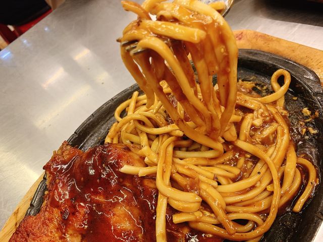 高雄瑞豐夜市美食｜平價的萬國牛排🥩人滿多的
