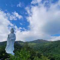 青空下的慈山寺