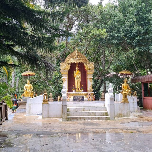 วัดพระพุทธบาทสี่รอย
