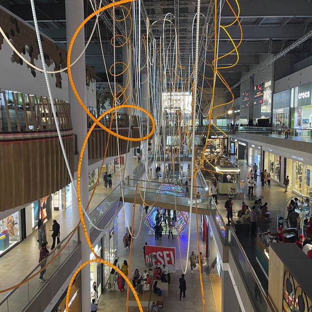 뭄바이의 새로운 럭셔리 쇼핑몰 “Jio World Drive”