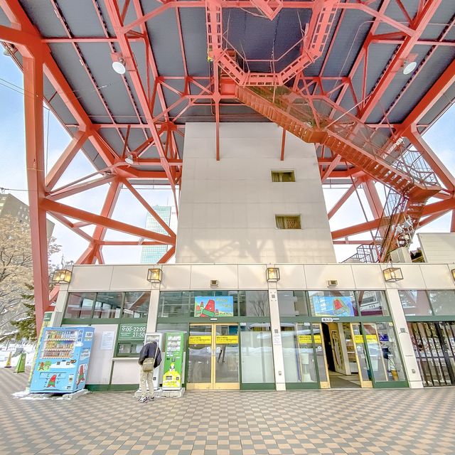真冬の大通公園のテレビ塔