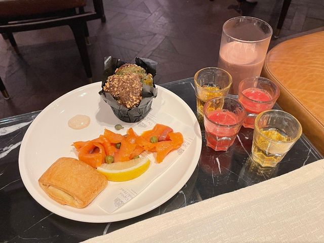 Breakfast in a modern colonial setting