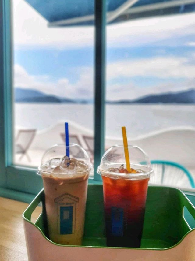 그림같은 하늘과 바다가 맞닿은 산토리니풍 카페 도어스⛵️