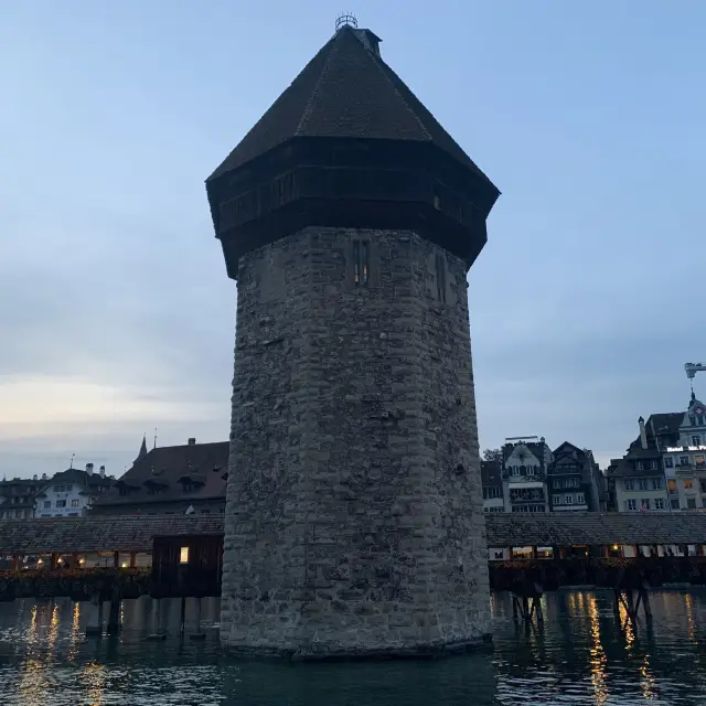 琉森旅遊必到景點卡貝爾橋 Kapellbrücke