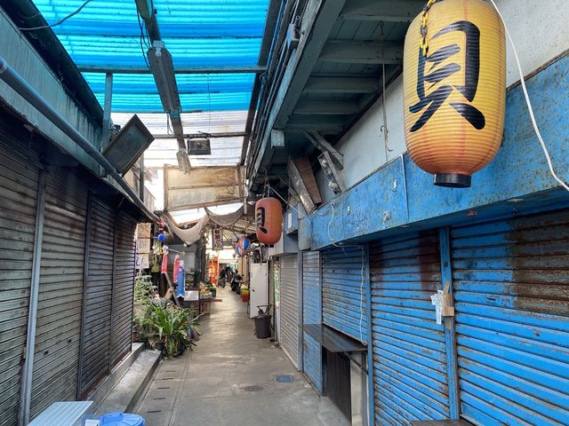 ゆいレール安里駅を降りてすぐ。沖縄の商店街『栄町市場』