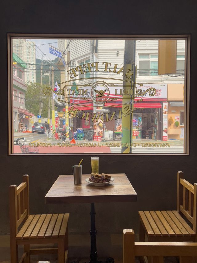 이국적인 분위기의 전포 샌드위치 맛집