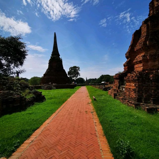 พระปรางค์ ภายในวัดมหาธาตุ พระนครศรีอยุธยา 