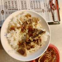 夜晚漫遊台南神農街，逛完再去吃鬍鬚忠牛肉湯