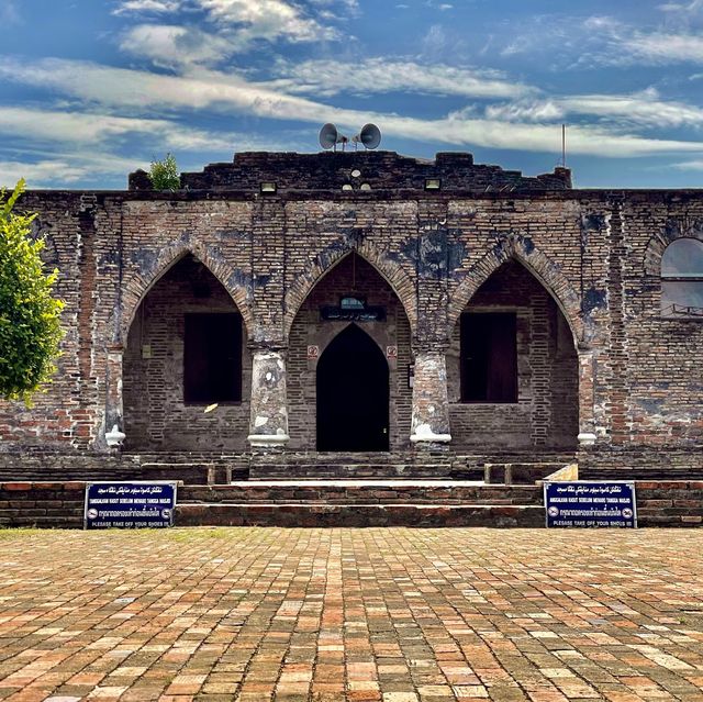 เป็นสถานที่ โบราณ อายุประมาณ 200 ปี  สวยงามโดดเด่น