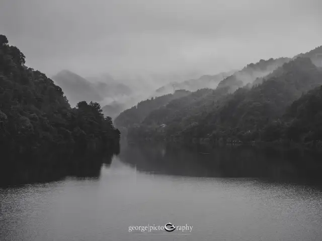 Misty Dongjiang Lake (东江湖)
