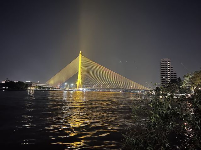 สีสันแห่งสายน้ำ มหกรรมลอยกระทงที่สวนสันติชัยปราการ