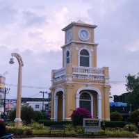 an unmissable landmarks in a roundabout  