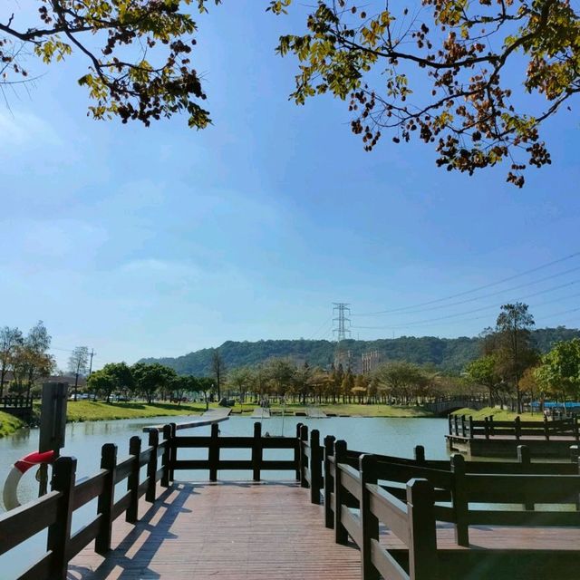 大溪河濱公園-藍天白雲綠草地