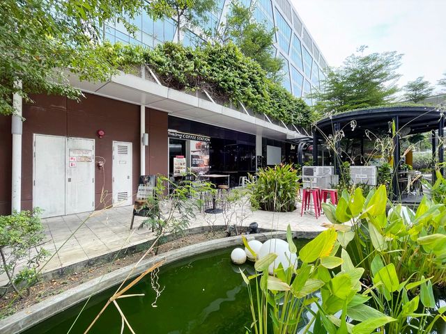 Resort style restaurant dining