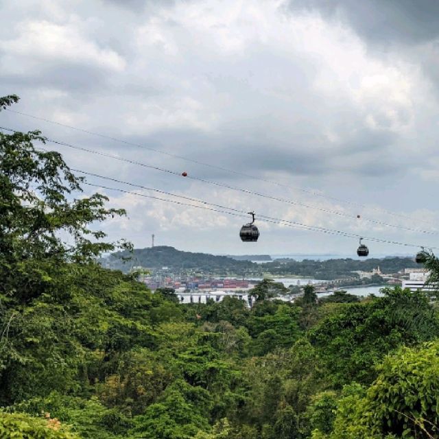 Hike to the top of Mount Faber Park