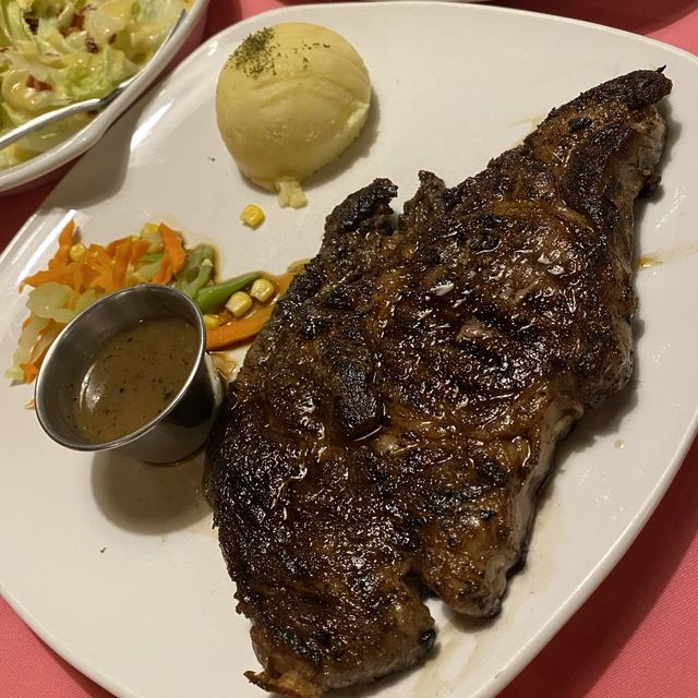 Steak and Friends 🥩👩🏼‍🤝‍👩🏻