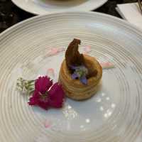 high-tea at the mall 每次行過都比佢哋啲香味吸引咗…. 