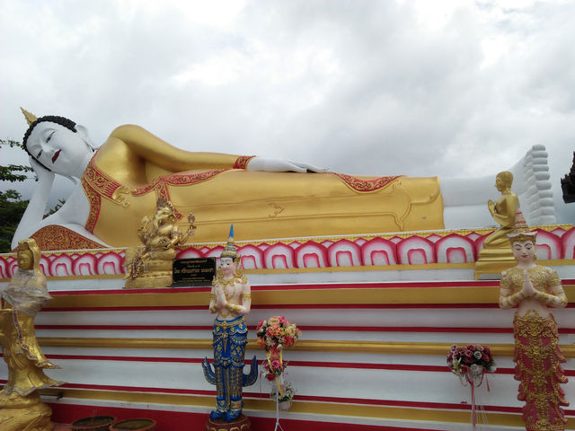 วัดพระธาตุดอยคำ  เลื่องชื่อหลวงพ่อทันใจ