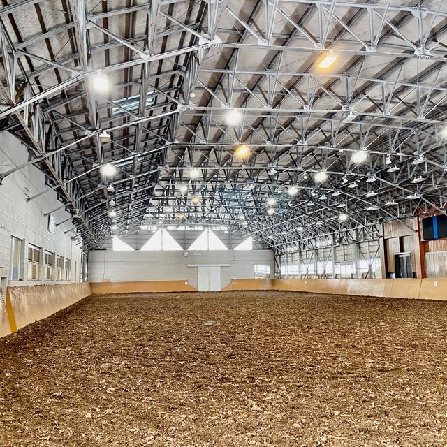 冬のインドア乗馬場