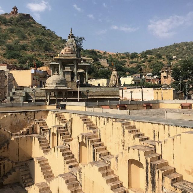 Panna Meena ka kund บ่อเก็บน้ำโบราณ