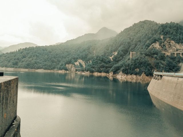 搭乘關電隧道電氣巴士前往黑部水庫囉~