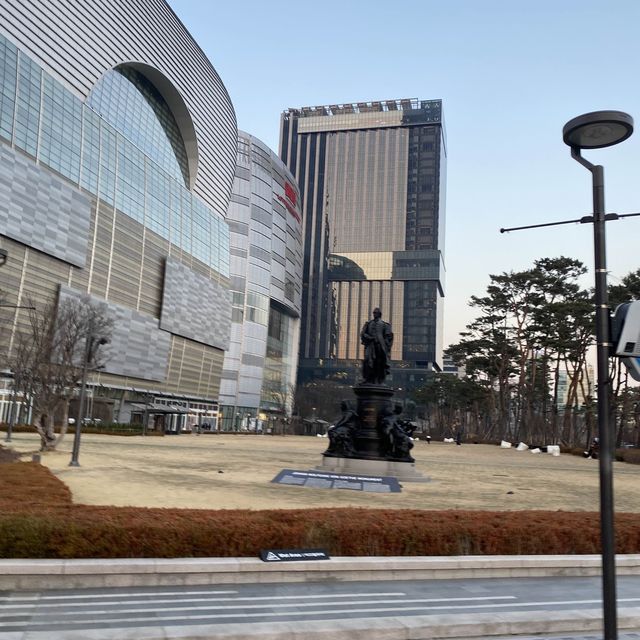 Seokchon lake and songpa district 