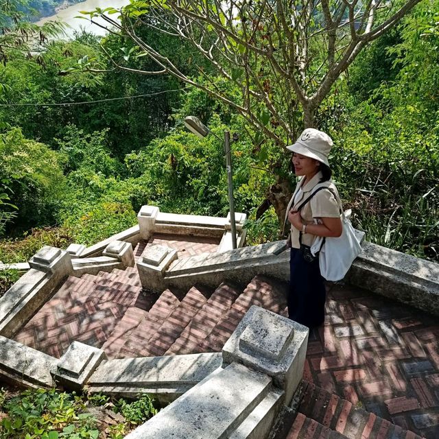 ชมวิวเมืองหลวงพระบางบนพระธาตุพูสี