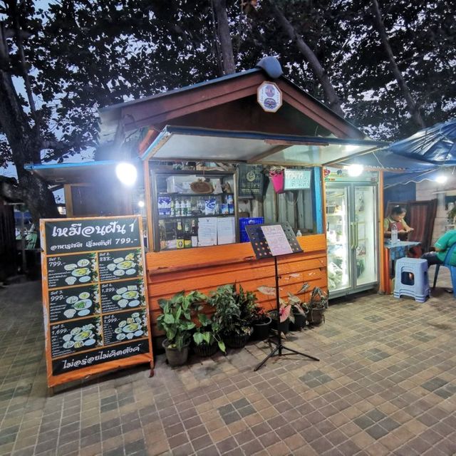 เหมือนฝัน1​  ร้านอาหารทะเล​ ชายหาดสวนสน