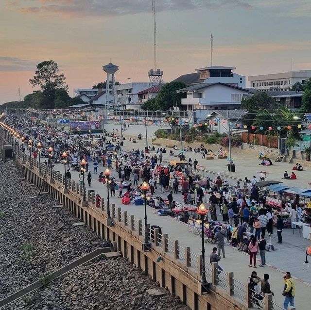 เดินชิมช้อป ริมแม่น้ำมูลที่ถนนคนเดินอุบล