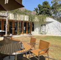 คาเฟ่ Hobbitลับใต้ดิน บรรยากาศแห่งขุนเขา