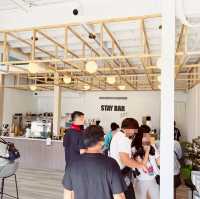 大片落地窗陽光灑落｜佇所Stay Bar｜漂亮舒適咖啡吧 