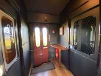 2024年3月頃運転終了。車齢100年越え。日本で最も古い現役の蒸気機関車がけん引する列車『SL人吉』車内