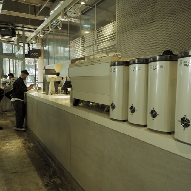 電車軌旁的極簡咖啡店