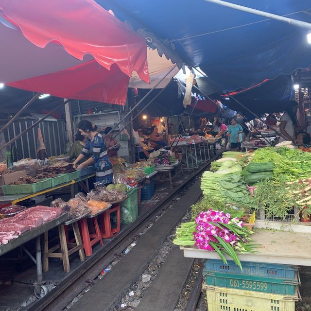 【タイ🇹🇭】線路を鉄道が通過！メークロン線路市場